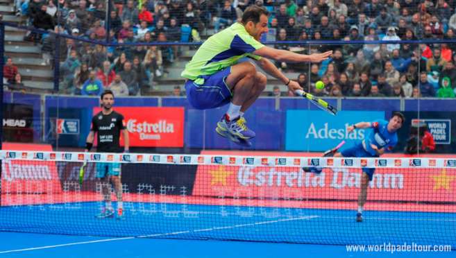 Juan Martín Díaz salta ante el smash de Paquito Navarro